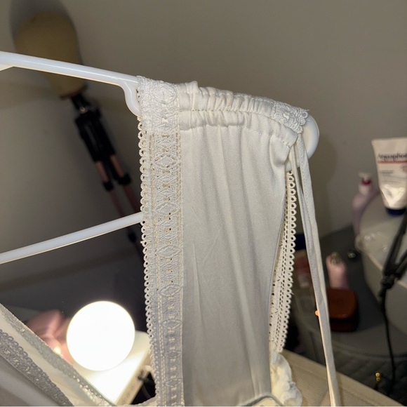 White Plunge Sleeveless Lace Dress - Picture 8 of 11